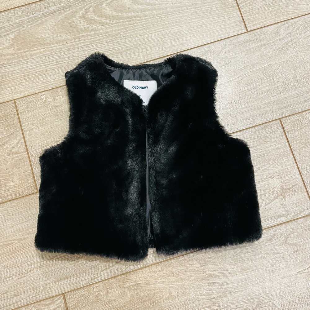 Black faux fur vest 2T